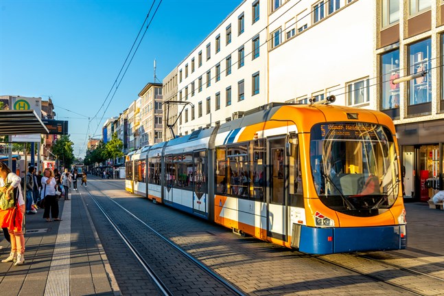 Duospårvagnar finns särskilt i Tyskland. Nyligen har motsvarande vagnar börjat trafiker i danska Århus och brittiska Sheffield.