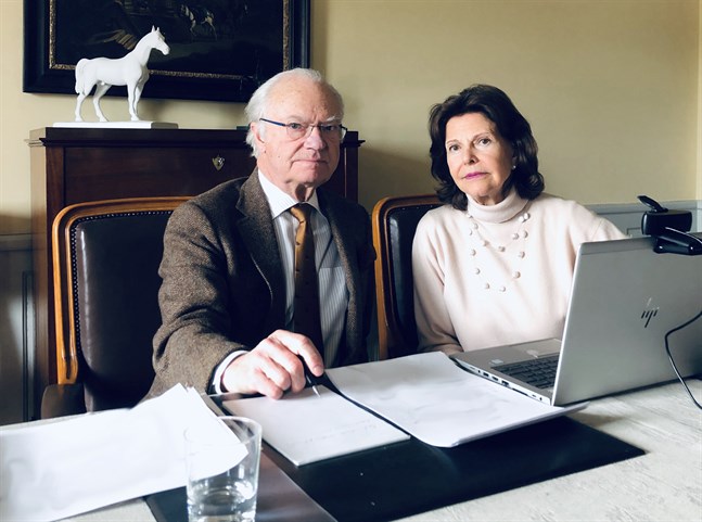 Det blir inget kungligt besök i Nykarleby och Karleby i september. Här är kungen och drottningen fotograferade på Stenhammars slott i Södermanland, där de befunnit sig sedan virusutbrottet.