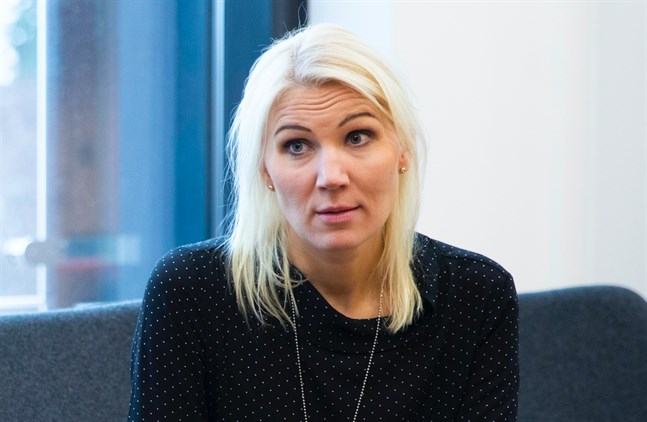 Marina Kinnunen, direktör för Vasa sjukvårdsdistrikt, berättar att man kommit igång med arbetet med den nya appen Ketju. Med den ska man kunna identifiera smittkedjor och VCS är med i ett pilotförsök.