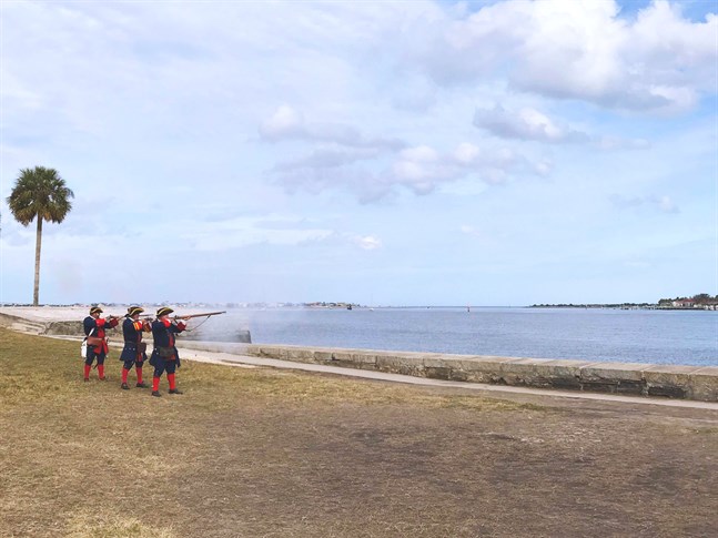 Vid den gamla fästningen Castillo de San Marcos ordnas det skyttedemonstrationer varje fredag, lördag och söndag.