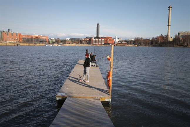 Fiskebryggan i Metviken, Vasa, med Wärtsilä i bakgrunden.