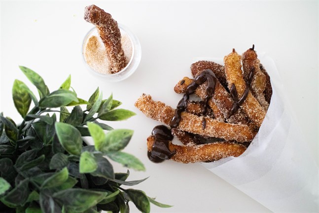 Gör som spanjorerna och servera churros varma tillsammans med chokladsås att doppa stängerna i.