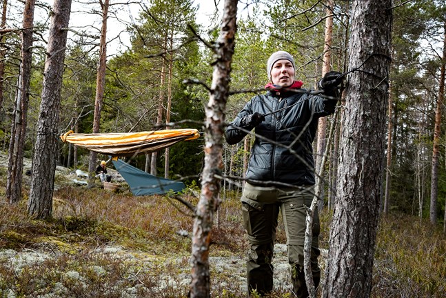 Ibland behöver man inte ett tält. Enligt Ulrika Fellman kan det räcka bra med sovsäck, myggskydd och något att ligga på – till exempel en hängmatta med ett liggunderlag.