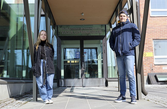 Julia Dahl och Isac Sjövall skulle gärna fira sin student, men de väntar hellre än gör det virtuellt.