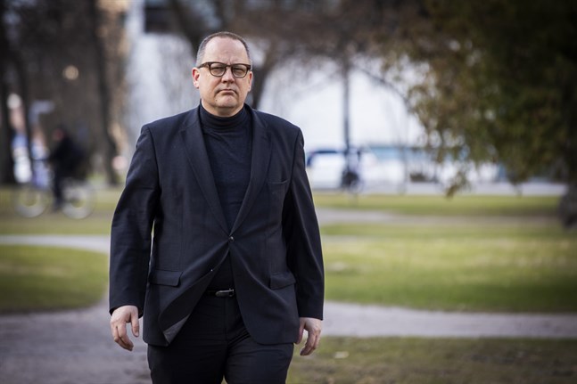 Tomas Häyry har mycket jobb under coronakrisen, men säger att han får tre gånger så mycket gjort när han jobbar hemma.