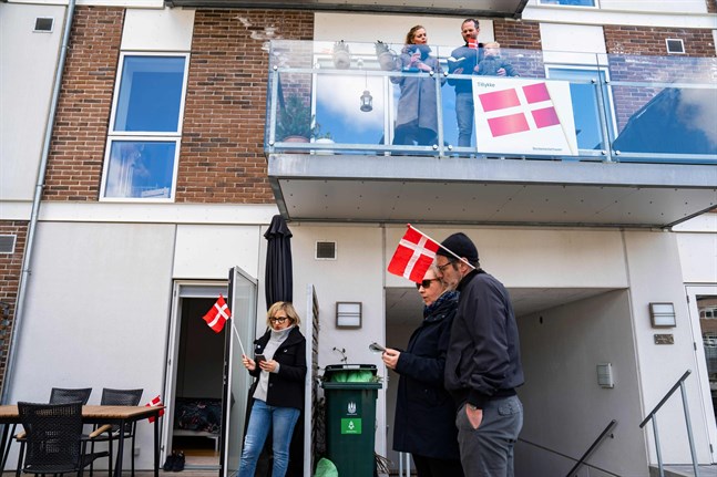 En stor del av den danska exporten består av livsmedel som inte påverkas av coronakrisen på samma sätt som den teknologitunga exporten från Sverige och Finland, skriver Kjell Skoglund. Danskarna firade drottning Margrethes 80-årsdag nyligen med allsång på distans.