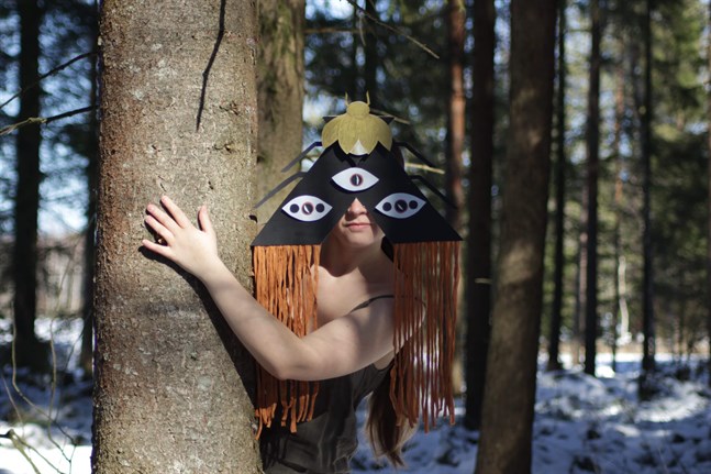 Jenni Österlund har gjort masker som föreställer de väsen som hon upplever att beskrivs i Michele Uccheddus låtar.
