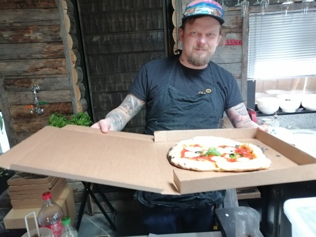 Johannes Ylinen hade länge bakat pizzor åt sina vänner. Då coronakrisen slog till började han sälja dem från sitt hem och beställningarna har strömmat in.