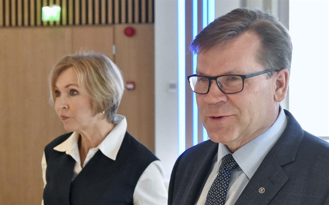 Investeraren Leena Niemistö och Keskos koncernchef Mikko Helander presenterade Finlands Näringslivs exitstrategi ur coronakrisen på onsdagen.