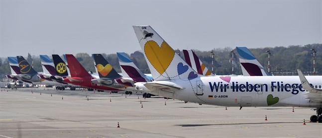 Parkerade passagerarflygplan i tyska Düsseldorf. Så här ser det ut runt om i flygkrisens Europa. Arkivbild.