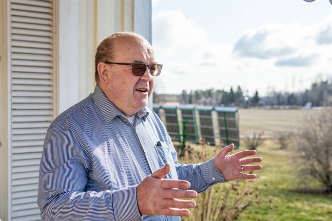 Mauritz Ketola är själv intresserad av förnyelsebara energiformer. I bakgrunden solfångarna som ger varmvatten.