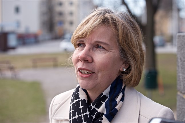 Anna-Maja Henriksson har delvis själv jobbat på distans från Jakobstad under coronavåren. Hon kommer inte att resa runt under semestern.