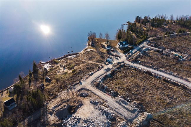 Strandnära tomter färdigställs vid Vikarholmen. Snart finns också möjlighet att bygga mer vid Storströmmen.