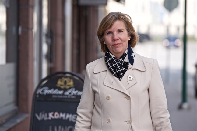 Anna-Maja Henriksson hoppas att Finnair förstår hur betydelsefull Karleby-Jakobstad flygplats är för regionens näringsliv.