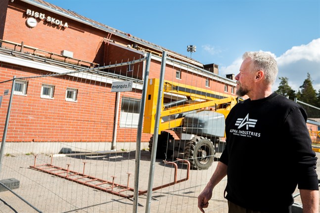 Renoveringen och utbyggnaden av Risö skola har ungefär ett halvår kvar. Att kombinera byggplats med restriktionerna om social distans kan ha sina utmaningar, tror rektor Kari Rönnqvist.