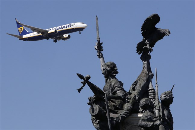 Ett Ryanairplan på väg in för landning i Lissabon – innan coronaviruset slog till. Arkivbild.