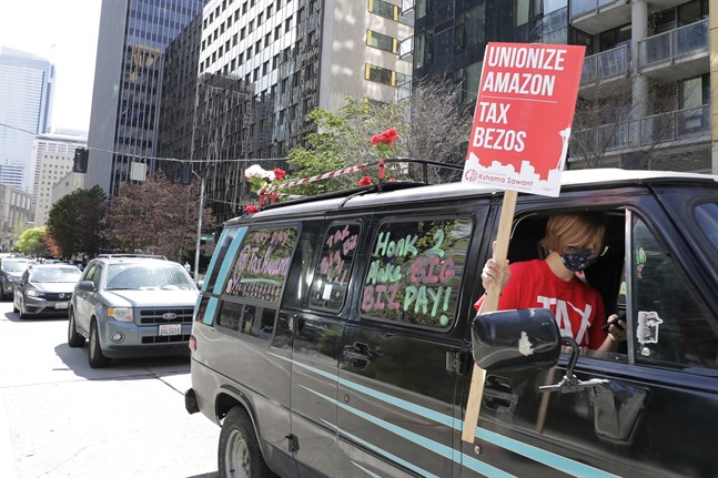 En bilburen protest utanför Amazons kontor i amerikanska Seattle på första maj.