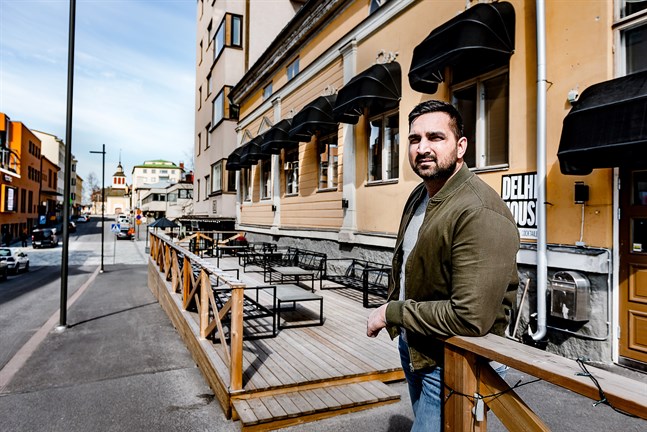Sunny Sharma, krögare på Delhi House i Jakobstad ska renovera restaurangen i sex veckor. Även uteserveringen kommer att se annorlunda ut till sommaren.