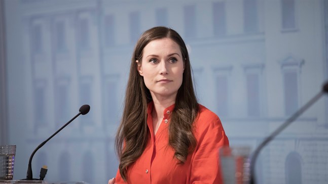 Finland är redo att övergå från utbredda begränsningar mot en hybridstrategi, meddelade statsminister Sanna Marin (SDP) på måndagskvällen. Arkivbild.