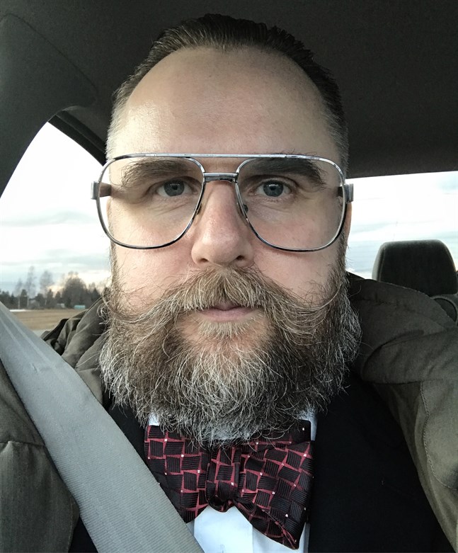 Joakim Hansson är bildkonstnär och curator verksam i Österbotten och internationellt.