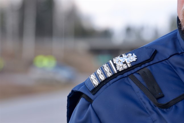 När det kniper till litar finländarna på myndigheterna. Men om reglerna är orättvisa eller överdrivna blir man snabbt kritisk igen.