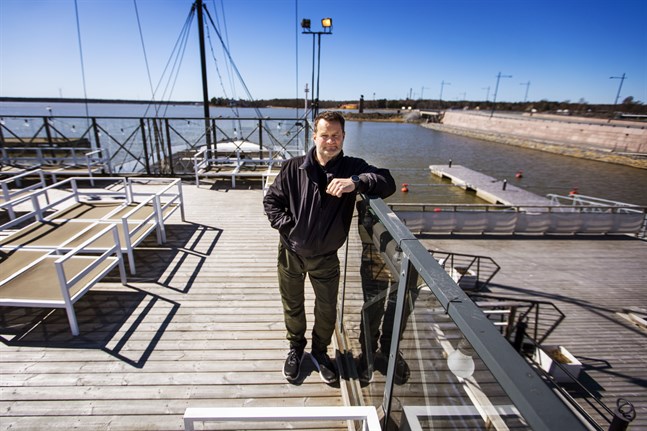 Michael Ekman, som driver Faros, behöver mera konkret information från regeringen för att kunna planera restaurangens sommarsäsong.