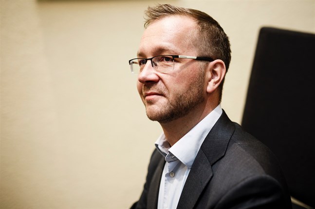 Centralhandelskammarens verkställande direktör Juho Romakkaniemi säger att undersökningen inte utförts för att klandra regeringen, utan för att visa vilket nödläge företagarna upplever att de hamnat i på grund av coronakrisen.