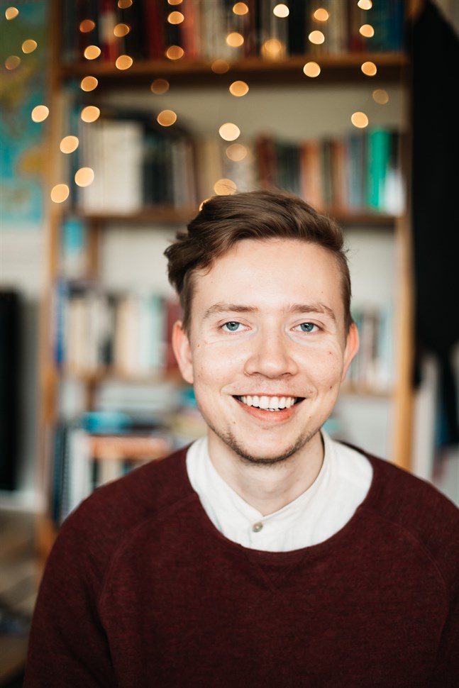 Christoffer Steffansson får tredje priset i Arvid Mörne-tävlingen.