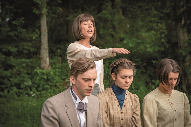 Maria (Alexandra Mangs) välsignar Axel Sohlberg (Anders Karls), Heli (Agnes Bertell) och Anna Öhman (Lena Österberg) i en scen i pjäsen "Under liten himmel" på Oravais Teater.