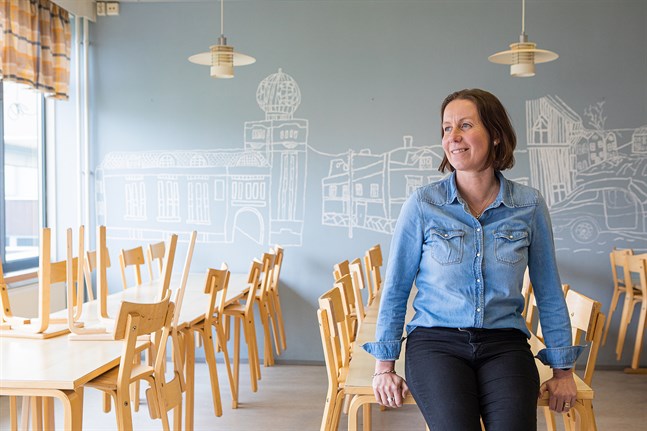 Camilla Lasén, skolkurator på Oxhamns skola, har hållit kontakten med eleverna genom fysiska träffar samt via telefon och olika sociala medier.