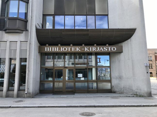 Det är ett galet beslut att stänga biblioteket i sommar, anser Minna Luomala.