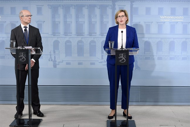 Överdirektör Antti Neimala och arbetsminister Tuula Haatainen berättar hur regeringen ska stödja de restauranger som drabbats av coronarestriktionerna.