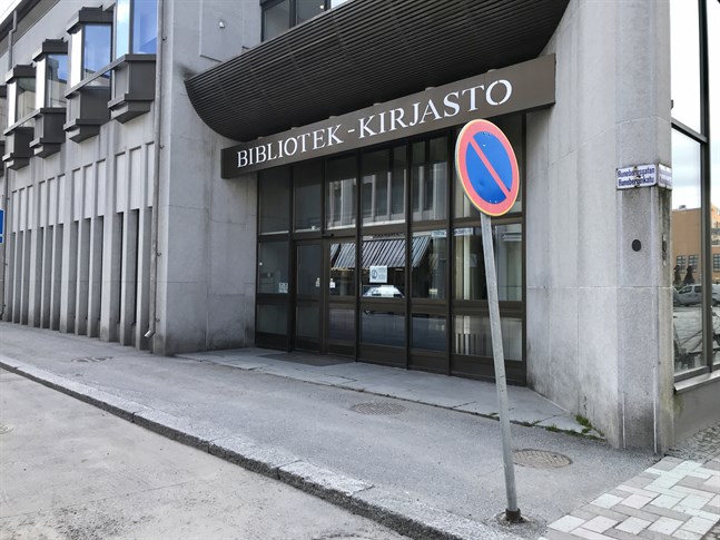 Ifall man rört sig i Medi apoteket i Prisma eller stadsbiblioteket i Jakobstad kan man ha exponerats för coronaviruset under tisdag och torsdag.