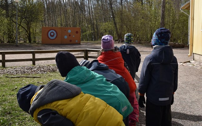 Från och med den 14 maj återgår undervisningen i grundskolorna till det normala igen.