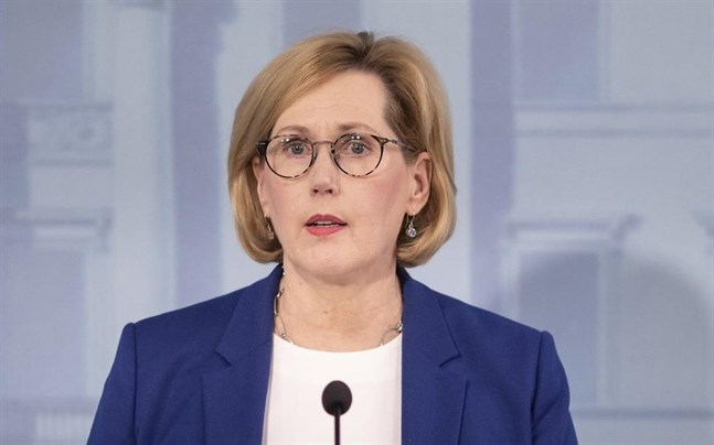 Arbetsminister Tuula Haatainen (SDP) presenterade statens stöd till restauranger och kaféer som tvingats hålla stängt på grund av coronaepidemin.