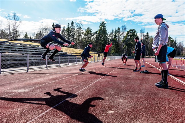 En rad ishockeyspelare tränade tillsammans vid Skogsvallen i Nykarleby i onsdags.