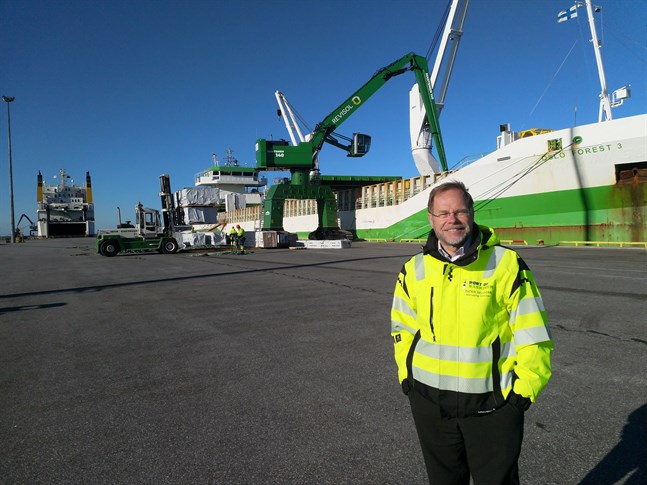 Havator övertar kranarna och kommer att förlägga betydligt större kranar till Kaskö hamn. Det möjliggör containertrafik konstaterar hamnens vd Patrik Hellman.