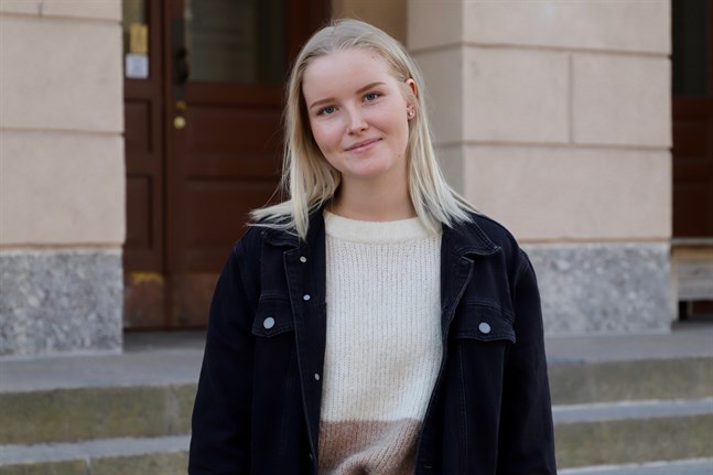 Cilla Dalkvist tar studenten från Vasa övningsskolas gymnasium i vår, på ett väldigt annorlunda sätt. Först blir det examensfest via nätet och sedan fysisk fest i augusti.