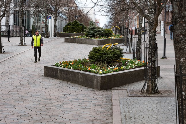Kari Moilanen ute på gågatan i Karleby. 7.5.2020.