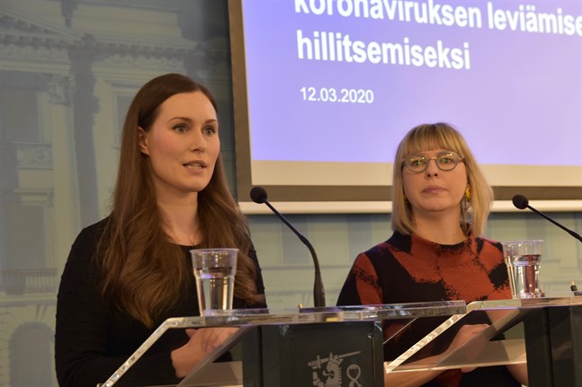 Social- och hälsovårdsminister Aino-Kaisa Pekonen (t.h.) har utsatts för en person som misstänks vara smittad av coronaviruset. Statsminister Sanna Marin (t.v.) beslöt att hela regeringen övergår till distansarbete.