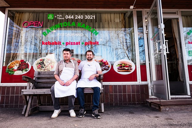 Bilal Göz och Ilker Karakaya hoppas att Nykarlebyborna ska hitta till deras restaurang, trots coronatider. Hittills har kebabrullar varit det som säljer bäst.
