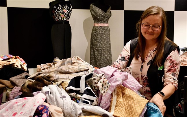 Heidi Huttunen, biträdande butikschef vid Eurokangas i Helsingfors centrum, säger att de flesta kunder som ska sy egna munskydd vill ha granna och mönstrade tyger.