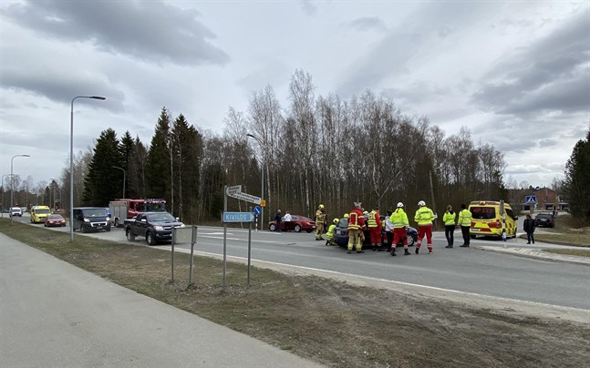 Krocken orsakade bilköer innan räddningspersonalen fick bort den ena personbilen ur korsningen.