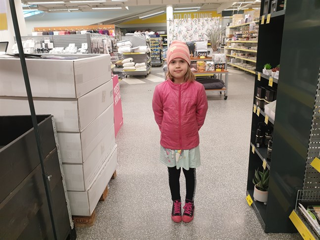 Inez Bergqvist tycker det är tråkigt att vara hemma och vill tillbaka till skolan.