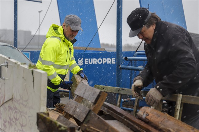 Inte ens snöblandat regn kan hålla stamkunden – och byggnadsexperten – Elof Holm från Stormossen. Han var även här förra måndagen och säger att han aldrig sett så många bilar vid avfallsstationen.