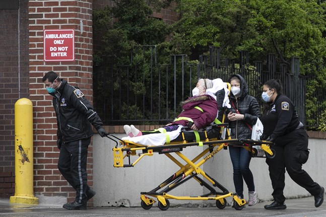 En patient är på väg in på New York Presbyterian Brooklyn Methodist Hospital, den 6 maj.
