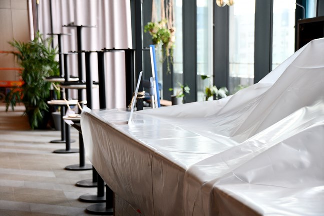 Restaurangerna har tvingats stänga på grund av coronavirusepidemin. Försäljning av mat för avhämtning och hemleverans är dock tillåtet.