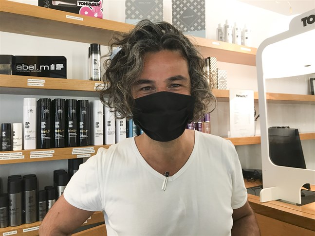 Frisören Michel Sanchez i Paris säger att salongen är fullbokad veckan ut. "Tiderna kommer att gå åt snabbt för vi kommer att undvika att ta in lika många kunder åt gången som vi gjorde förut på grund av smittorisken", säger han.