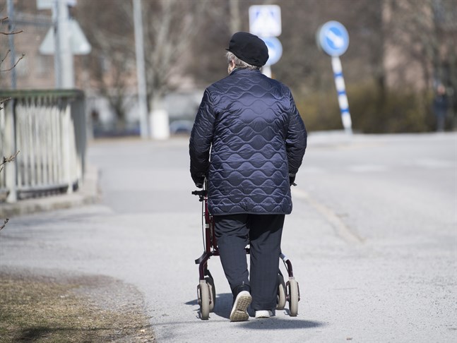 Den 16 mars rekommenderade Folkhälsomyndigheten Sveriges drygt 1,6 miljoner 70-plussare, motsvarande 16 procent av befolkningen, att undvika sociala kontakter i möjligaste mån. Arkivbild.