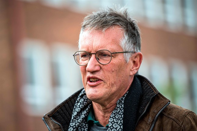 Specialistläkaren Cay Asplund jämför Anders Tegnell med väderspåmannen Enok Sarri i Nikkaluokta i Kiruna fjällvärld. Som med glimten i ögat förutspådde vädret genom att ”vetenskapligt” titta i magsäcken på abborrar och renar.